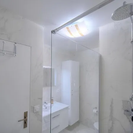 Immogroom - 2 Br- Bright - Terrace - Wifi - Air Conditioning *